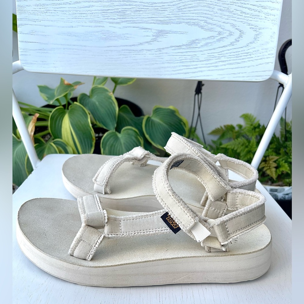 🌿 Teva Platform Sandals in Off- white/ Ecru, US10
